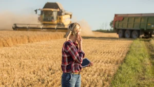 Фермерка на полі