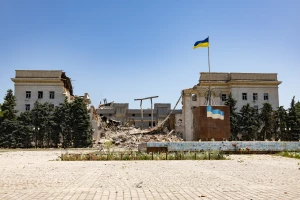 Наслідки авіаударів російських військ по будівлі Херсонської ОДА. Усі фото Олександра Андрющенка/Вгору