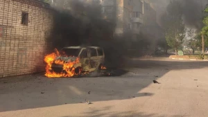 Горить автівка Червоного Хреста після російської атаки 6 червня 2025 року