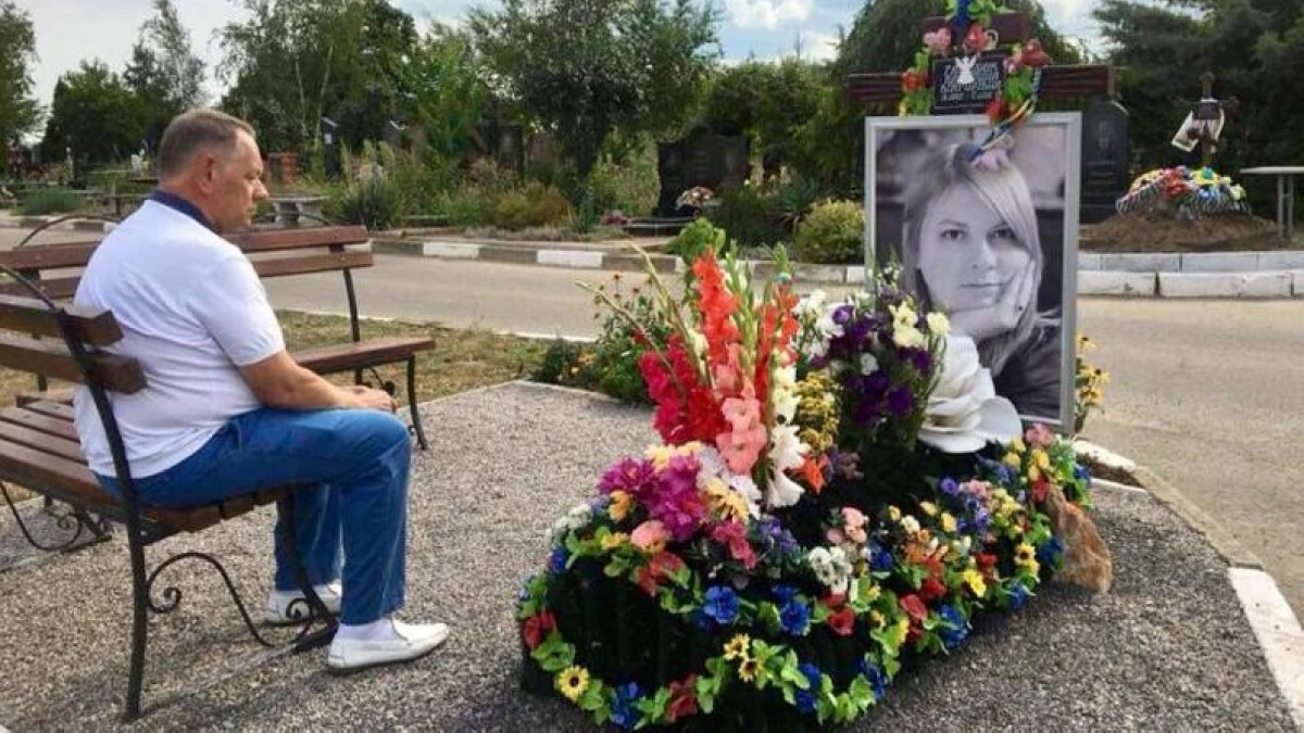 Батько Катерини Віктор Гандзюк на її могилі у Херсоні