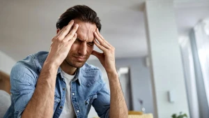 у чоловіка болить голова