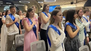 випускники