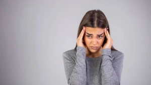 у жінки болить голова