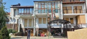 Відновлення будівлі після обстрілу