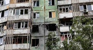 Будинок у Херсоні, неодноразово пошкоджений в результаті російських атак