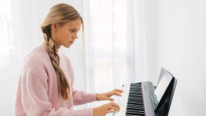 Дівчина грає на електронному піаніно