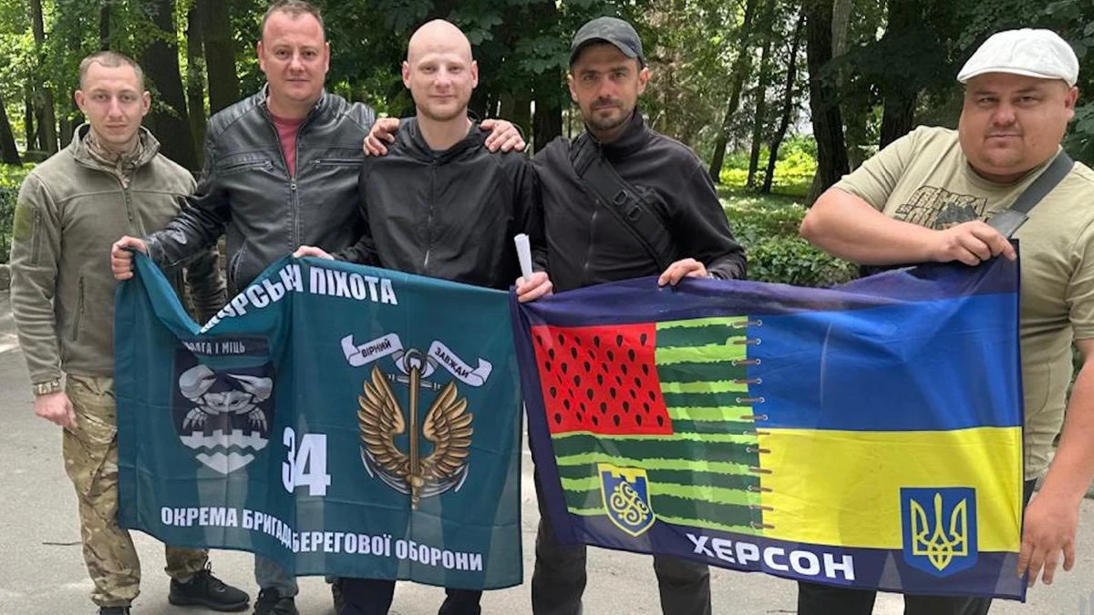 військові