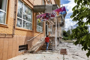 Наслідки після російського обстрілу в Таврійському мікрорайоні Херсона. Олександр Андрющенко/"Вгору"