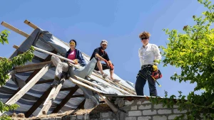Волонтери відбудовчого табору “БУР” на Херсонщині на даху одного з об’єктів
