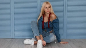 Дівчина у стильних кросівках