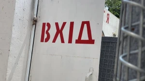 Вхід до мобільного наземного укриття в Херсоні