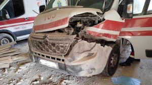 Понівечений автомобіль швидкої допомоги після російських ударів, Білозерка