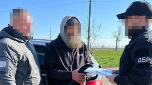 ДБР затримує чоловіка