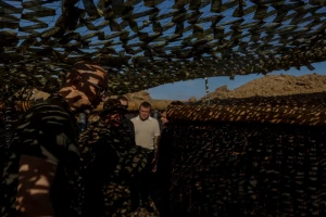 Заступник голови Херсонської ОВА Антон Самойленко під час перевірки будівництва фортифікаційних споруд на Херсонщині премʼєр-міністром у липні 2024 року. Фото зі сторінки премʼєра