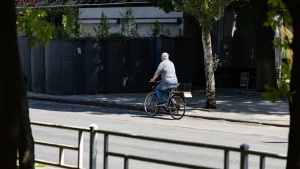 людина їде на велосипеді