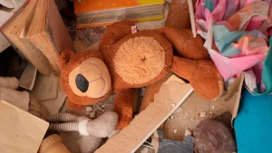 Зображення ілюстративне. Іграшковий медведик серед уламків