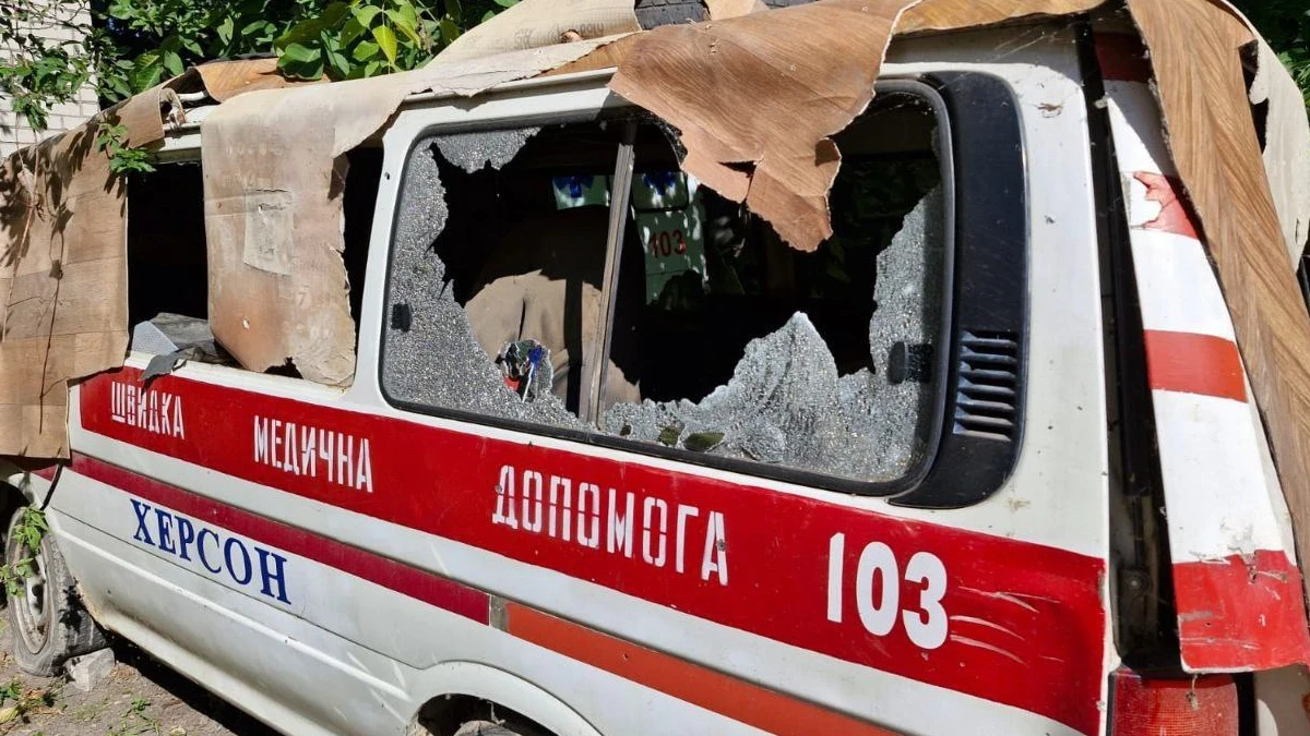 Наслідки атаки дронів військ РФ автівці швидкої медичної допомоги 