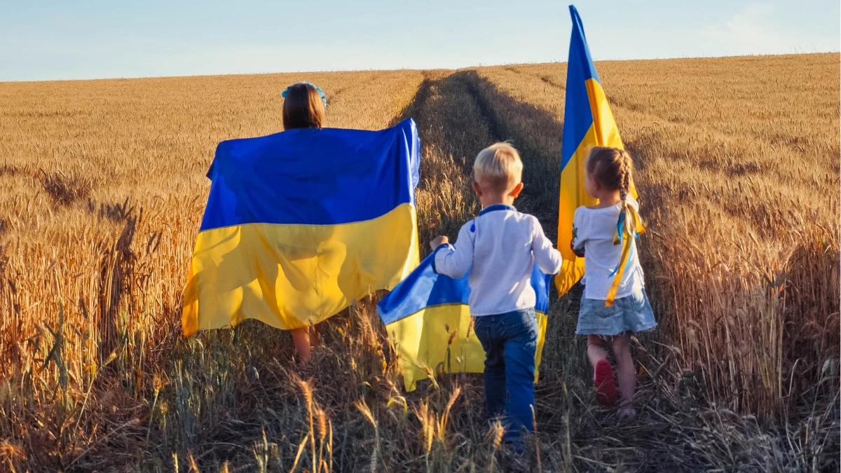 Діти в полі з прапором України