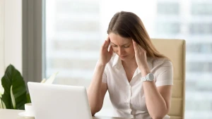 у жінки болить голова