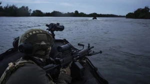 Українські військові пливуть на човнах по Дніпру на передовій поблизу Херсона, 11 червня 2023 року