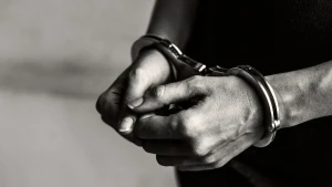 руки в наручниках