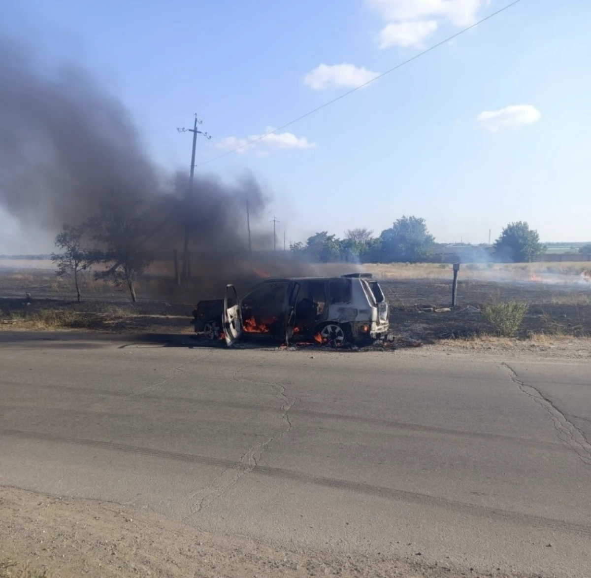Постраждале від російської атаки цивільне авто на дорогах Херсонщини. Фото поліції Херсонської області