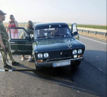 Російський дрон влучив за кілька метрів від цивільної автівки поблизу Чорнобаївки. Осколкові поранення отримали водій та пасажирка. Фото поліції Херсонської області