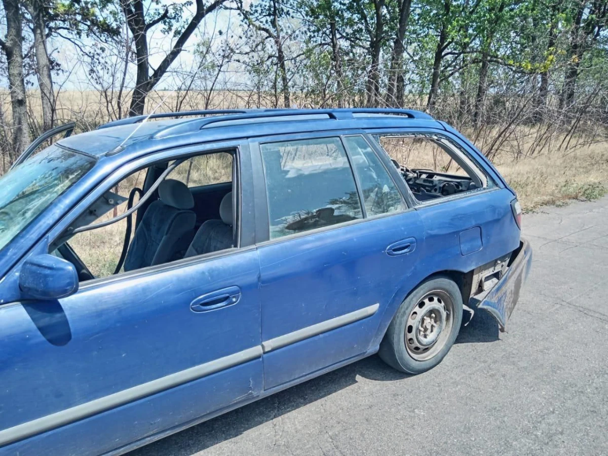 Пошкоджена вибухівкою з дрона автівка, яка доставляла хліб до Червоного Маяка на Херсонщині. Фото: ХОВА

Пошкоджений транспортний засіб. Також поранення дістав 39-річний працівник Новорайської СВА. 
