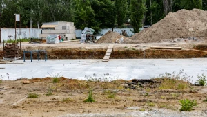 Будівництво однієї із підземних шкіл у Херсоні. Фото: “Вгору” 
