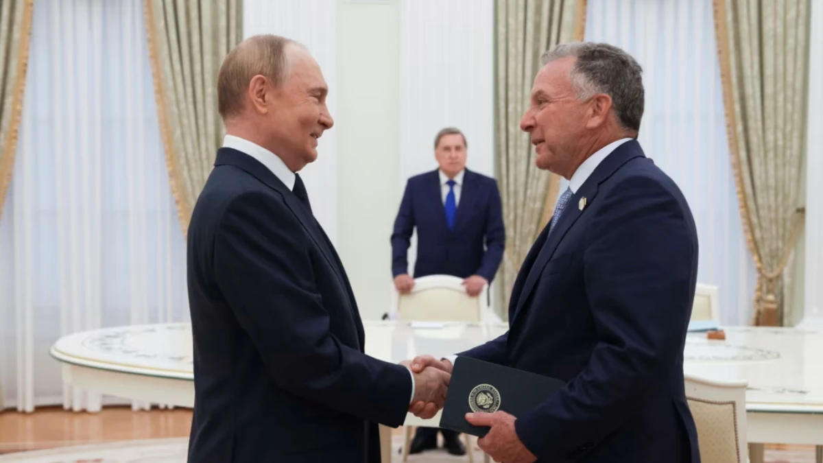 Володимир Путін вітає Стіва Віткоффа перед початком переговорів у Москві 6 серпня 2025 року. Фото: Getty Images