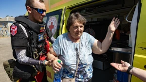 Червоний Хрест вивозить маломобільних