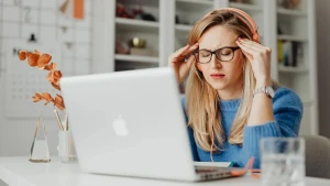 у жінки болить голова