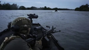 Українські військові пливуть на човнах по Дніпру на передовій поблизу Херсона, 11 червня 2023 року