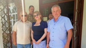 Олена Ноздріна (в центрі) та Дмитро Мещеряков (праворуч) - новий та колишній директори окупаційного заповідника «Асканія-Нова»