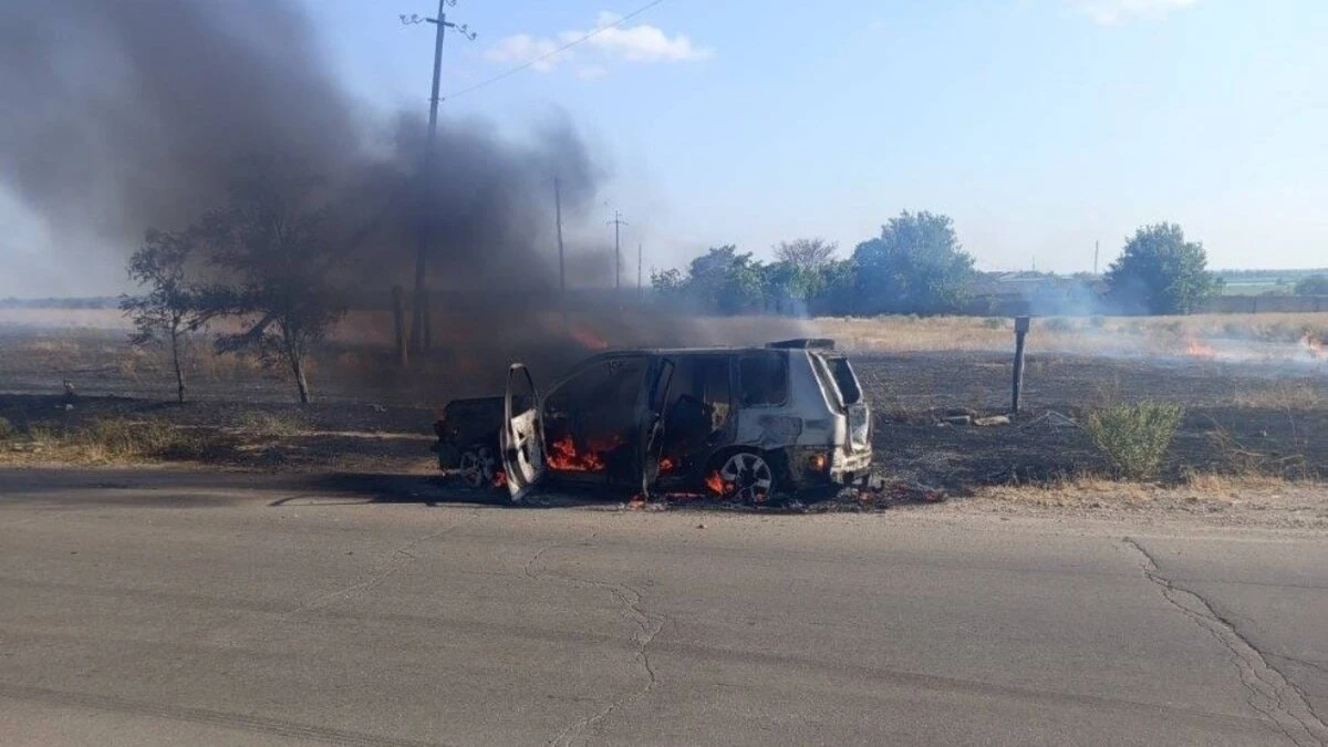 Наслідки російського удару по автівці 