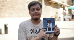 Український письменник, волонтер, військовослужбовець Євген Лір і його книга «The Flood»