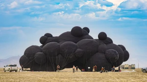 Інсталяція "Чорна хмара" Фото: Gurpreet Chawla/Dezzen