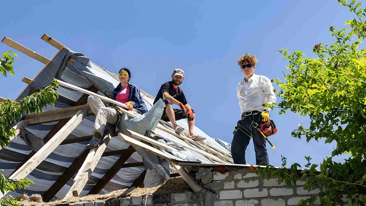 Волонтери відбудовчого табору “БУР” на Херсонщині на даху одного з об’єктів