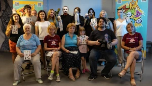 Журналісти “Вгору” і глядачі на показі вистави в одному з безпечних просторів міста
