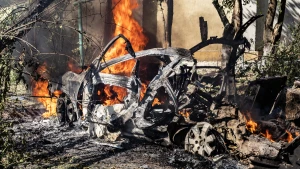 Знищена внаслідок російського обстрілу автівка у Херсоні 26 вересня 2025 року. Фото: Олександр Андрющенко/Вгору