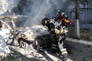 Рятувальник ліквідовує наслідки російської атаки в Херсоні 26 вересня 2025 року. Олександр Андрющенко/"Вгору"