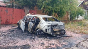 Автівка, яка потрапила під атаку російської артилерії у Центральному районі Херсона. Фото: Поліція Херсонської області