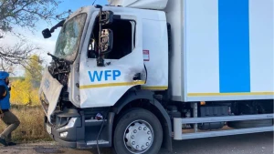 Наслідки удару військ РФ по гуманітарній вантажівці ООН Фото: Херсонська ОВА