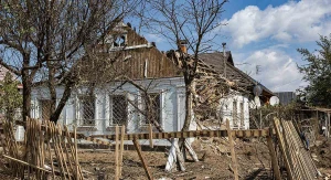 Пошкоджена будівля в Херсоні