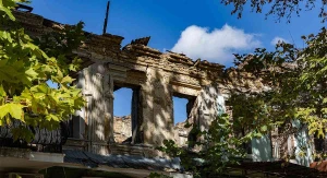 Пошкоджена будівля в Херсоні