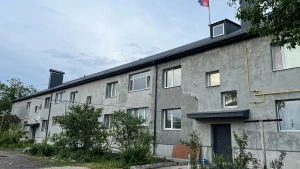 Один із будинків