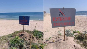 Таблички із написом “Купатися заборонено” на пляжах Генічеської громади. Фото: окупаційні ЗМІ