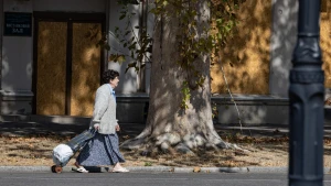 Жінка на одній з вулиць Херсона