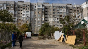 Херсонці усувають наслідки атаки з артилерії у Корабельному районі Херсона. Усі фото у матеріалі: Олександр Андрющенко/Вгору