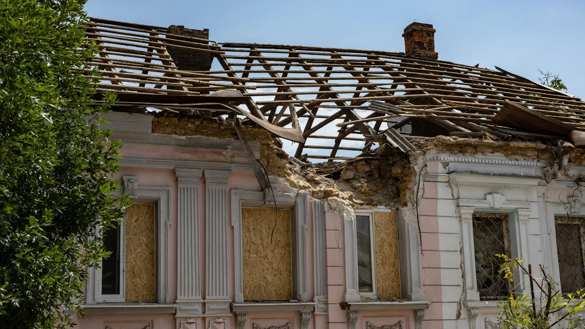 Пошкоджений внаслідок обстрілів будинок у Херсоні. Фото: Олександр Андрющенко/"Вгору"